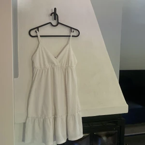 Vit kort sommarklänning  - Fin vit klänning, storlek xs men mer som en S! Aldrug använd pågrund av för stor! Pris-199kr