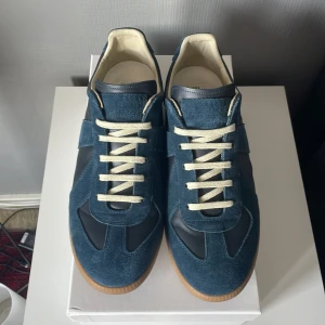 Masion margiela gats - Säljer ett par feta masion margiela gats som är nästan sprillans nya då de bara är använda en endaste gång. Allt og ingår som kommer med skorna. Tveka inte på att höra av er vid minsta frågor och priset kan alltid diskuteras 🤝