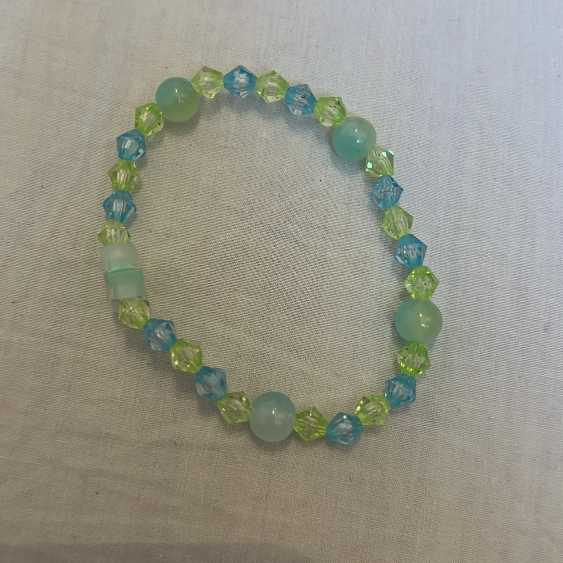 Färgglatt pärlarmband i blått och grönt