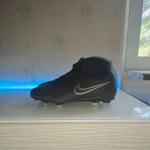 Nike Phantom Fotbollsskor - 10/10 skick, I princip helt nya.                      Storlek: 38                                                                                                      Köpt för 650kr, säljs för endast 249kr, Pris kan diskuteras vid snabb affär!                                       Originalbox medföljer!                                   Först Till kvarn!