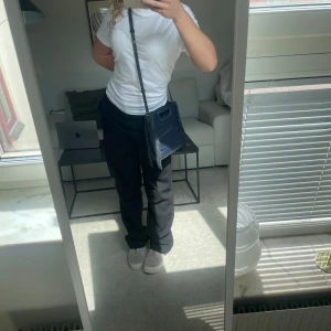 Kostymbyxor  - Snygga kostymbyxor från Ginatricot i lite baggy passform, vilar snyggt på höfterna!! Storlek 36 men skulle säga att de passar 38 om de ska sitta lite tightare. Ens knappen som inte syns vanligtvis är något dålig, men funkar ändå<33 (går att fixa med) Nypris kring 500, säljer för 180