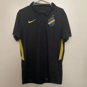 AIK fotbollströja Nike svart/gul - En aik fotbollströja, i storlek L, 7/10 skick, pris går att diskuteras 