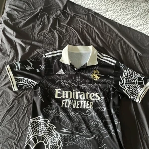 Real Madrid black dragon Edition 22-23 - Fet Real madrid tröja som är i bra skick och bara använd en handfull av gånger 