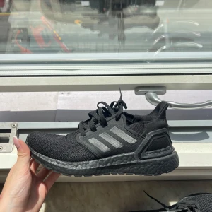 Svarta Adidas Ultraboost Primeblue - Säljer ett par helsvarta Adidas Ultraboost Primeblue sneakers. Nypris:1700 