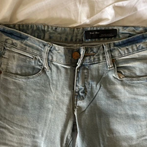 Lågmidjade jeans Michun - Säljer ett par nästan oanvända och väldigt lågmidjade jeans, bootcut men lite mer åt det tightare hållet, alltså inte så utsvängda. Inga defekter🤗🤗