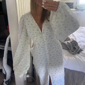 Adoore klänning postiano - Superfin adoore klänning i modellen Positano, färgen creme white, slutsåld 