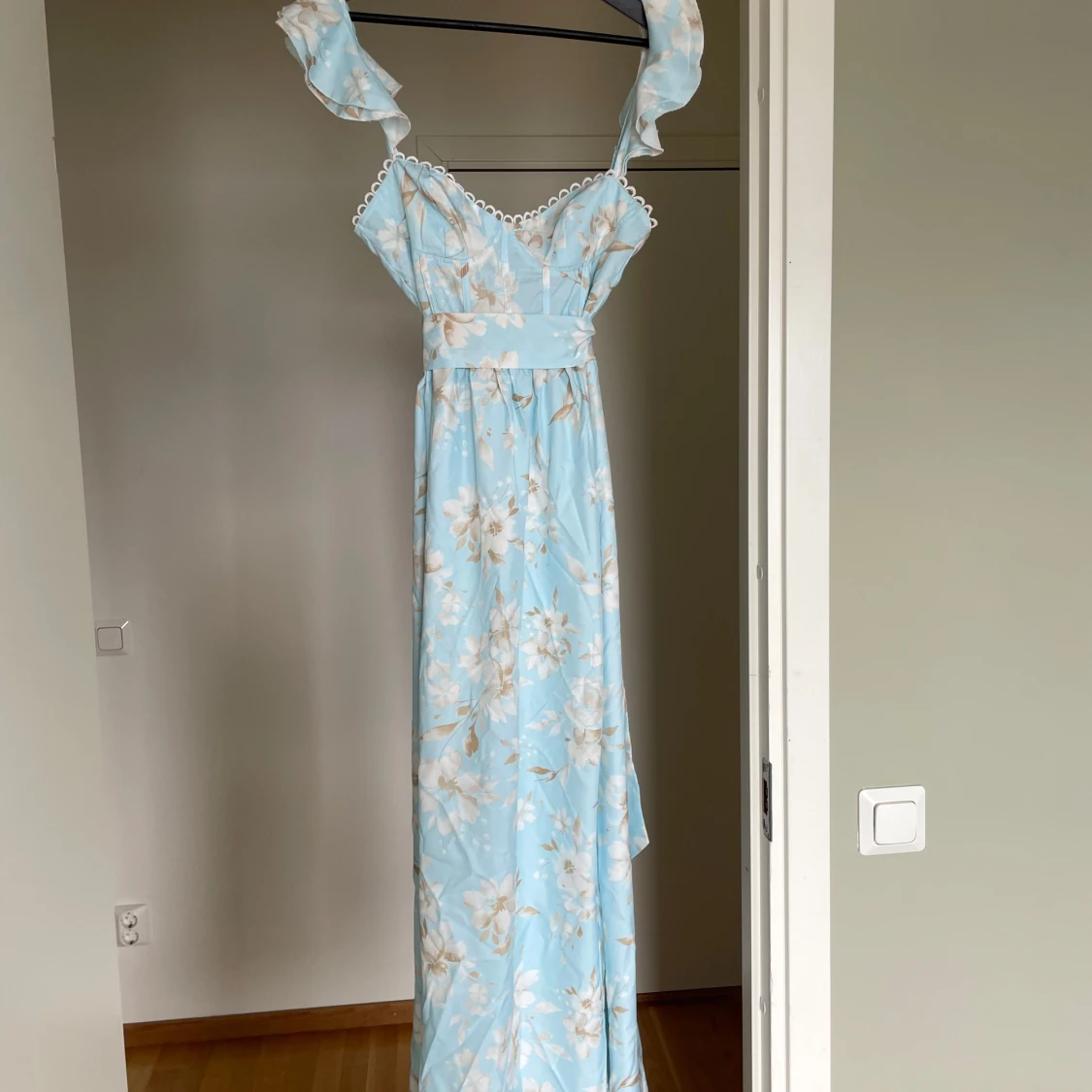 Ljusblå blommig långklänning med volang - 1