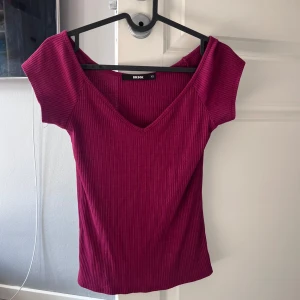 Vinröd ribbad topp från Bik Bok - Säljer en vinröd ribbad topp från Bik Bok i storlek XS.❤️