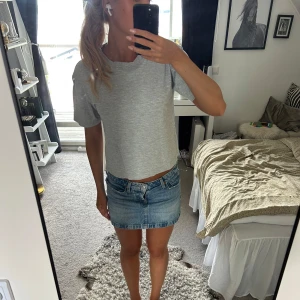 Grå t-shirt - Säljer en grå basic t shirt som är supersnygg till allt!!!!💖