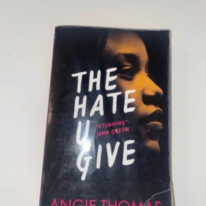 The Hate U Give - En stark och gripande roman om sextonåriga Starr som lever mellan två världar. När hon bevittnar sin väns död förändras allt. Perfekt för unga vuxna som vill läsa om mod, identitet och att göra sin röst hörd.