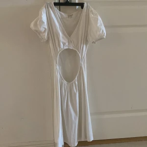 Vit kortklänning med cut-out NLY Trend - Säljer för används inte 