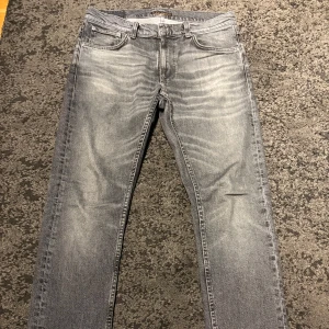 Nudie jeans - Härliga jeans från nudie. Håller väldigt fint skick. Strl 31/32, nypris 1599 kr. Köpt på careofcarl.🤝🏽