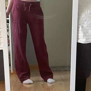 Vinröda mjukisbyxor  - Vinröda mjukisbyxor med bred resår och snörning i midjan. Byxorna har raka ben och en loose fit, perfekta för chill dagar. Tillverkade i mjukt bomullsmaterial som känns skönt mot huden. Har även hoodie till om man vill köpa som ett sett💕