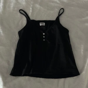 Svart topp - Söt topp i strl S/M som liknar brandy mellvile, använd fåtal gånger 