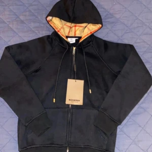 SÖKER BYTEN/Svart Burberry hoodie  - Söker byten. Helst nåt par skor men kom med förslag!
