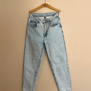 Jeans - High waist. Använda men i gott skick.  Storlek: W28    70cm