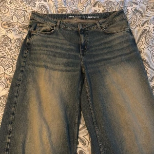 Midwaist baggy jeans - Jätte snygga Midwaist jeans från bik bok. Storlek w33 L32. Säljer de för att de inte längre passar tyvärr! Jätte sköna att ha på och sitter så himla fint på!
