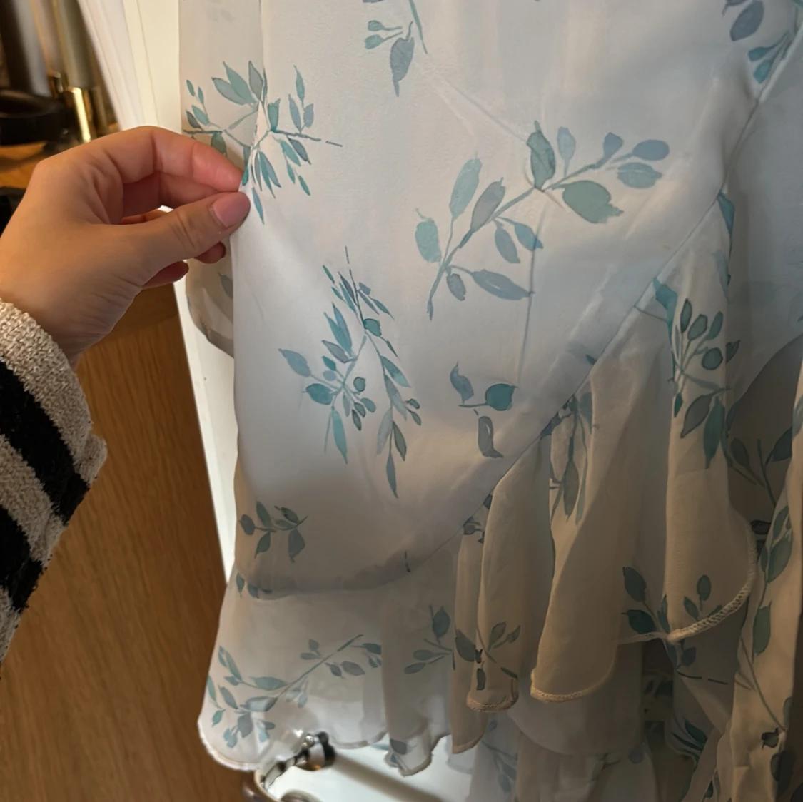 Blommig omlottklänning i ljusblått - 3