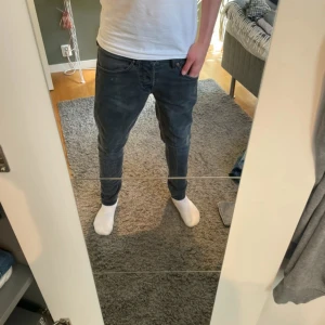 Gråa Dondups  - Tja, säljer nu ett par tvärr feta dondups i grå färg. Jeansen har inte ett stort tecken på användning och sitter jätte skönt. Bara att höra av sig om frågor och funderingar och pris går alltid att diskuteras 😁👊🙌