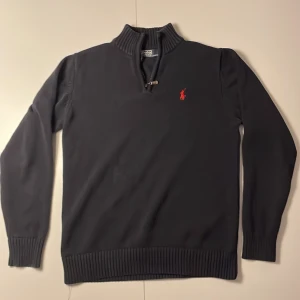 Ralph lauren quarter zip  - Den är inte xxl den är S. Köpt ny för 800 och använd ungefär 5 gånger. Priset kan diskuteras 