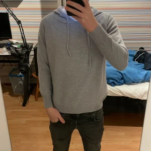 Grå merinoull hoodie - Grå merinoull hoodie i storlek xs passar du som är runt 158-164. Nytt pris 1099kr mitt pris 499kr. 