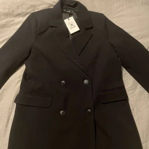 Blazer  - En svart Blazer från BikBok. Säljer då den var lite stor på mig. Helt ny med lapp kvar
