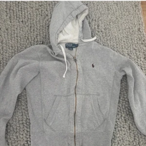 Ralph Lauren Zip Hoodie - En grå raffe zip i fint skick. Grå, storlek S. Passar till det mesta. Bara att skriva vid någon fråga 🙌