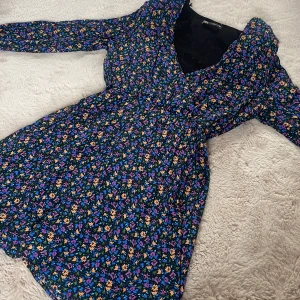 Blommig klänning  - En super söt blommig kort klänning med axel stöd för en mer elegant look🤩 använd ett fåtal gånger!