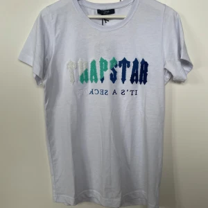 Trapstar tshirt - Vit tshirt från Trapstar i strl S.                                                    Använd ett fåtal gånger.
