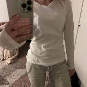 Vit basic långärmad tröja S - Enkel och stilren vit långärmad tröja från Basic i storlek S. Tröjan har rund halsringning och är gjord i mjuk bomull, perfekt för lager-på-lager eller chill dagar. Passformen är normal och den är lätt att matcha med allt.