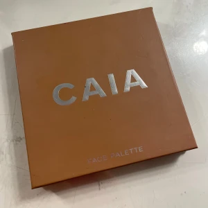 Caia Summer palett - Råkade köpa fel då jag skulle köpa deras vanliga palett men råkade ta sommar varianten, provade bronzern och contouren en gång men dom va för mörka för mej, kostar 445 igentligen om jag inte minns fel (har haft den liggandes ett tag) så säljer för 400 nu men pris går att diskuteras🙂🩷