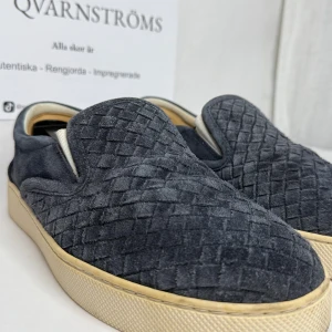 Bottega Veneta slip ons mocka  - Bottega Veneta slip ons i mocka. Färgen är mörkblå skicket är 7/10 mockan är i väldigt bra skick. Storlek 41 men passar även 42. Hör av dig i chatten om du har fler frågor! 🫡