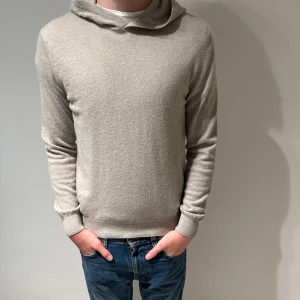 Ull tröja från Oscar Jacobson  - Stilren ull tröja från Oscar Jacobson i en beigegrå färg. Storlek S och inga defekter, skriv om du har några frågor 