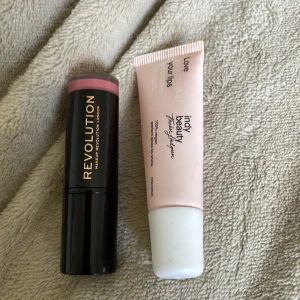 Läppstift och läppglans  - Ett läppstift från revolution i färgen baby. Ett läppglans från indy beauty i färgen coconut. Båda jättesöta - bara inte min grej att ha massa läppprodukter! 🩷