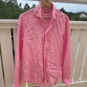 Rosa linneskjorta Stenströms - Snygg rosa skjorta från Stenströms i slim fit-modell. Tillverkad i svalt linne med klassisk krage och knäppning framtill. Hör av dig vid några frågor!