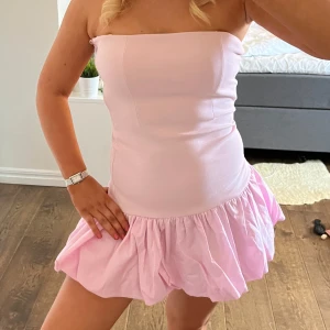 Zara klänning - säljer denna populära klänning från Zara storlek M, liten i storlek så passar även S💖🩷