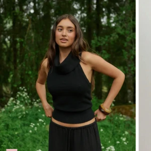 Svart stickad ärmlös polotopp - Skit snygg topp som e helt oanvänd med pris lapp kvar, storlek small