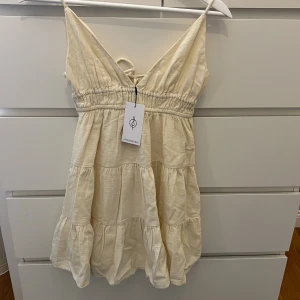 Miniklänning  - Söt creamevit miniklänning från stradivarius med prislappen kvar💛