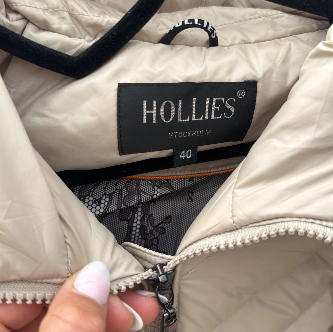 Beige dunjacka med pälskant Hollies - 2