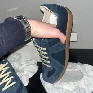 Maison Margiela skor - Tjena, säljer nu dessa maison margiela skorna i storlek 44, fick i studentpresent men fick även ett par andra skor! Kunde tyvärr inte lämna tillbaks dessa till affären för jag använt dem! Jag har kvitto 🧾så fråga om ni vill se det! 