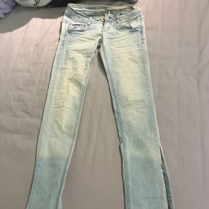 Lågmidjade skinny jeans  - Har börjat sprätta upp dem längst ned för att göra dem till bootcut men har inget tyg. Väldigt lågmidjade står ingen storlek men skulle säga xxs