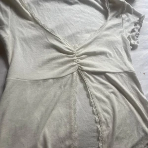 Vit topp  - Supersöt vit topp från Gina Tricot.                         Använd få tal gånger och säljer för 150+frakt