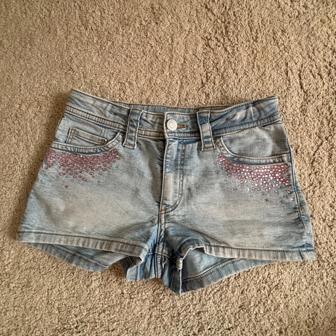 Jeansshorts med rosa stenar H&M