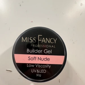 Miss Fancy Builder Gel Soft Nude - Builder Gel från Miss Fancy i färgen Soft Nude, använd en gång. Gelen har låg viskositet och passar för UV och LED-härdning. Perfekt för att bygga snygga naglar med naturlig nude-look och enkel för nybörjare. Innehåller 50g. Säljer pga att jag föredrar högre viskositet 