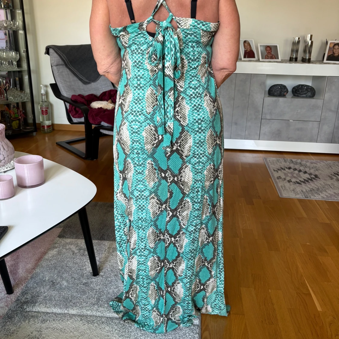 Turkos långklänning med ormmönster - 1