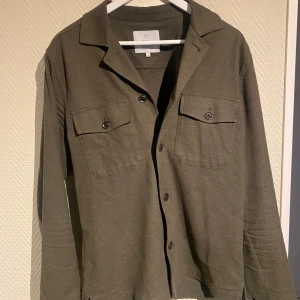 Grön overshirt - Tjena! Säljer nu min tvär feta overshirt från Mq/bläck. Storlek S och skicket är väldigt bra då den endast är använd ett fåtal gånger. Nypris 1200, mitt pris 699! Hör gärna av dig vid minsta fundering:)