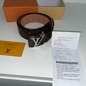 Exklusivt bälte med original box från känt märke - Säljer ett jätte fint exklusivt bälte från ett välkänt franskt märke, den kommer inte till användning så säljer den här för billigt pris, den kommer med original box kvitto och även certifikat från original butiken. 