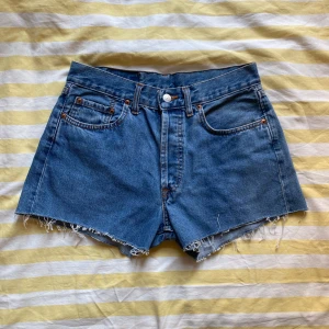 Levi's 501 jeansshorts  - Klassiska Levi's 501 jeansshorts i blå denim. Känns som nya! 