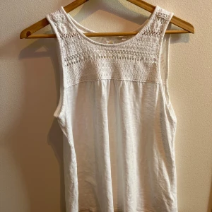 Vit ärmlös topp - Supersöt topp från Esprit i storlek XS. Jag skulle dock säga att den passar en S bättre då den är lite längre och större i ”arm-hålet”. I nyskick 🌸