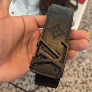 Svart Lv bälte  - Tvä fet svart bälte som passar bra med många outfits 